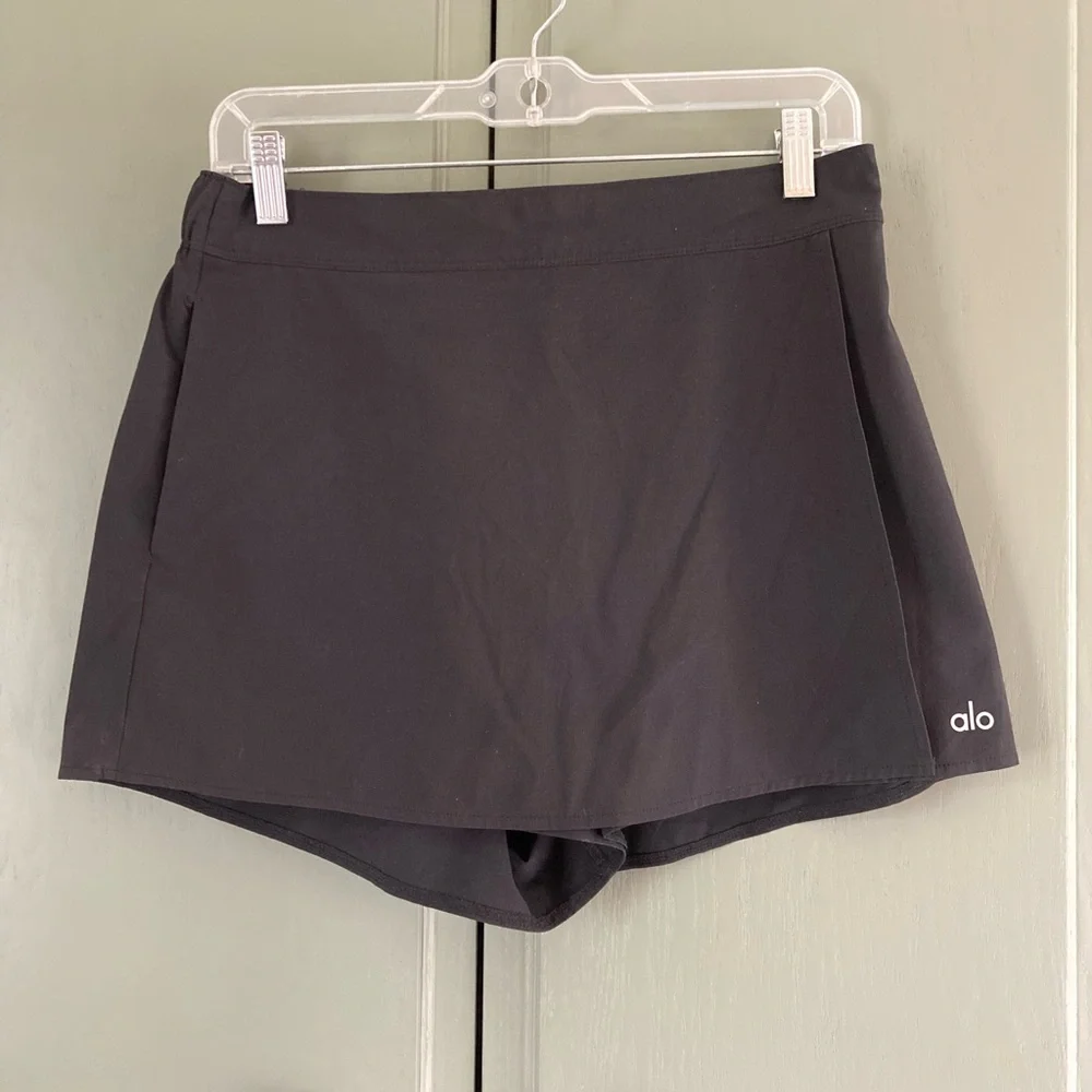 ALO Yoga Black Skort with Built-In Shorts - Picture 1 of 4